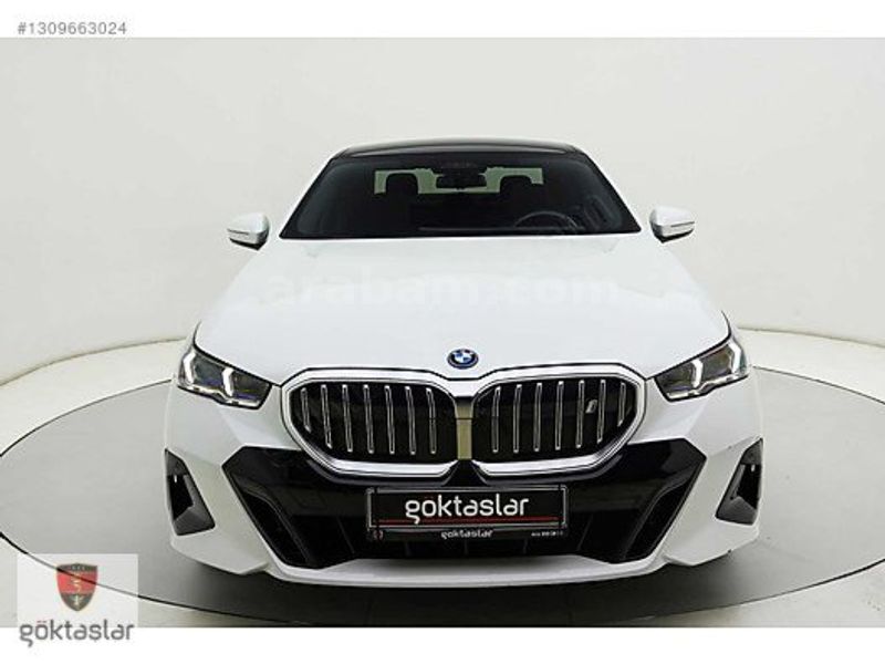 GÖKTAŞLAR'DAN 2024 İ5 EDRİVE 40 M SPORT BEYAZ İÇİ TABA 31.000 KM