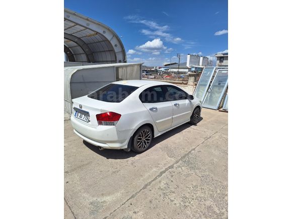 Sahibinden Honda City 1.4 LS 2009 Model  310.000 km Beyaz