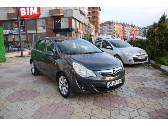BAYAN DOKTORDAN ORJİNAL 81.700 KİLOMETREDE OTOMATİK CORSA