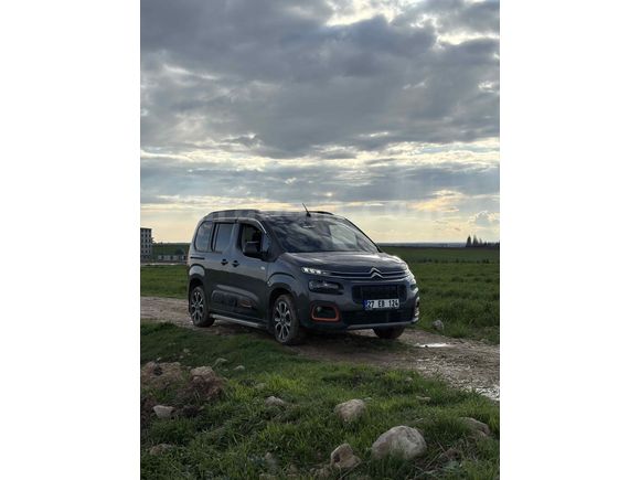 Sahibinden Citroen Berlingo 1.5 shine bold xtr 2023 Model  27.000 km Füme
