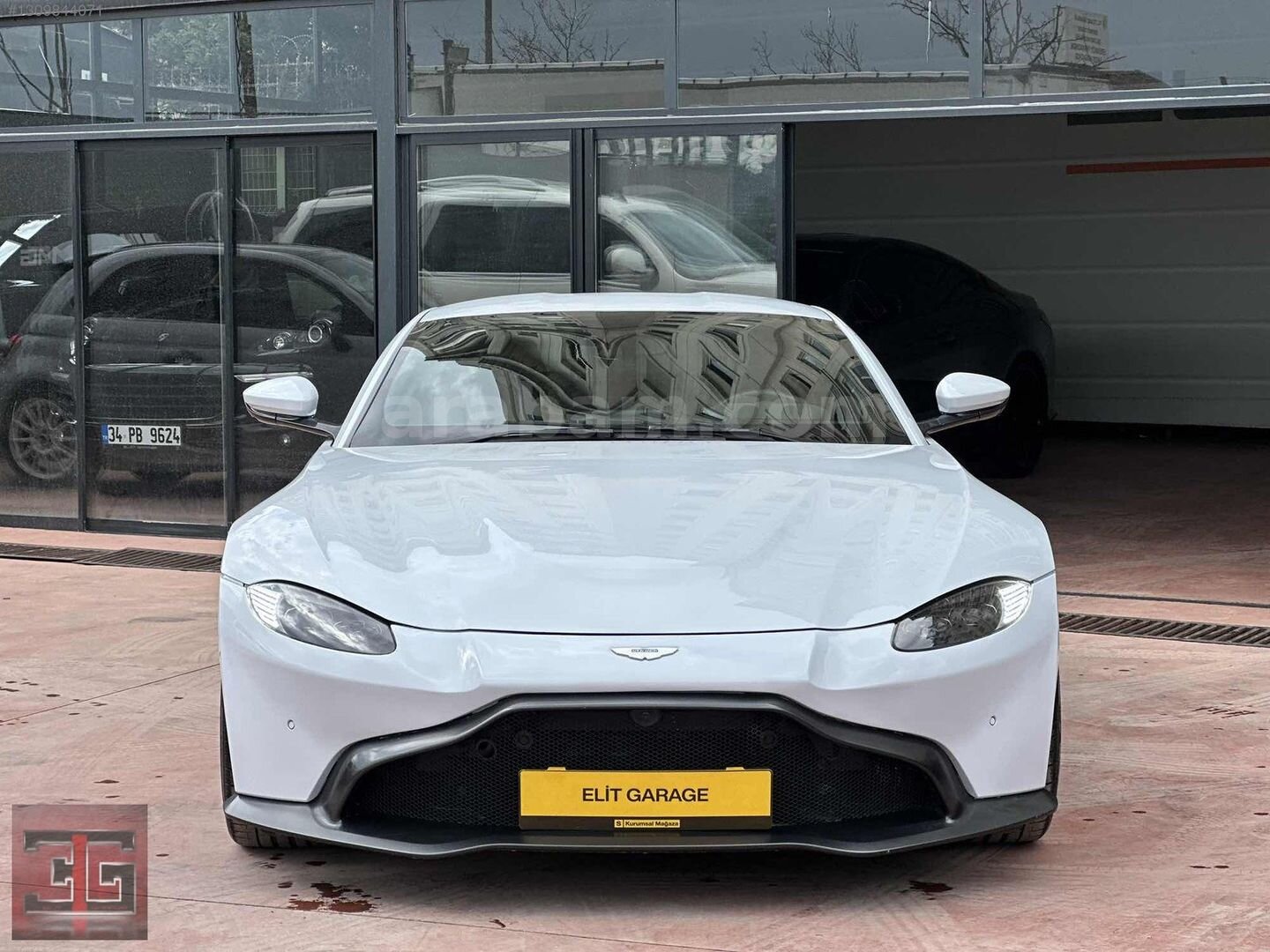 Galeriden Aston Martin Vantage V8 2018 Model İstanbul 19.000 km Beyaz 4