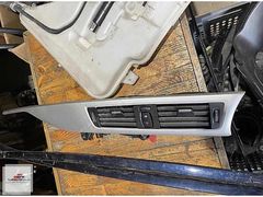 BMW F30 F32 F34 F36 ORTA KALORİFER IZGARASI İÇ TRİMİ