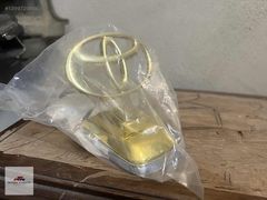 YAPISTIRMA OEM ALTIN KAPUT LOGOSU / TOYOTA LAND CRUISER / HILUX