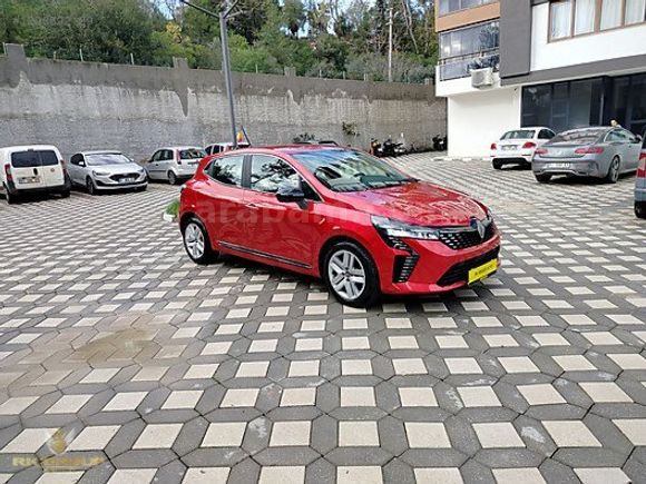 2024 CLİO 5.5 1.0 TCE 90 HP EVOLUTİON X TRONİK 23500 KM BOYASIZ