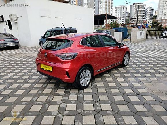 2024 CLİO 5.5 1.0 TCE 90 HP EVOLUTİON X TRONİK 23500 KM BOYASIZ