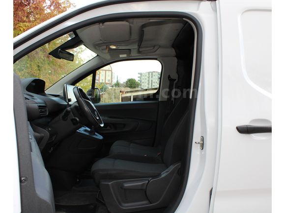 DCar Otomotiv'den %1,99 Kredi ve %20 Faturalı PARTNER Maxi Van