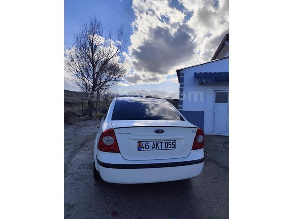 Sahibinden Ford Focus 1.6 Trend 2006 Model  400.000 km Beyaz