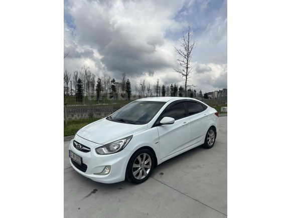 Sahibinden Hyundai Accent Blue Otomatik 1.6 CRDI Prime 2012 Model  369.000 km Beyaz