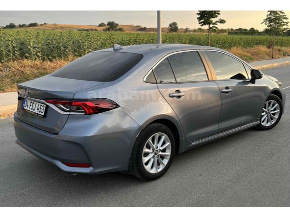 2022 model Toyota Corolla 1.5 Dream km 44 bin servis bakımlıdır