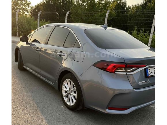 2022 model Toyota Corolla 1.5 Dream km 44 bin servis bakımlıdır