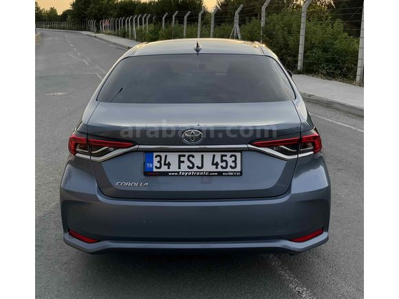 2022 model Toyota Corolla 1.5 Dream km 44 bin servis bakımlıdır