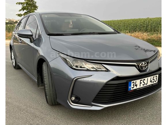 2022 model Toyota Corolla 1.5 Dream km 44 bin servis bakımlıdır