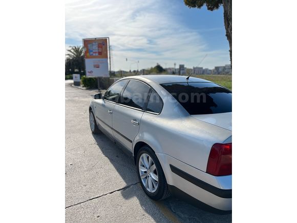  Volkswagen Passat 1.8 Trendline 2000 Model 