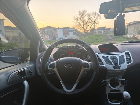 Sahibinden Ford Fiesta 1.4 Titanium 2011 Model  Siyah