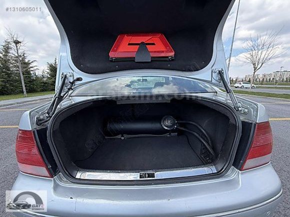 BORA 1.6 SUNROOFLU OTOMATİK VİTES DEĞİŞENSİZ TERTEMİZ FB PLAKA