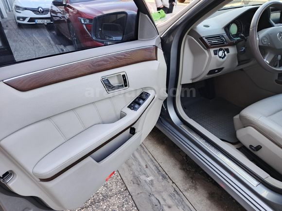 Mercedes - Benz E 200 CGI Elegance 2011 Model