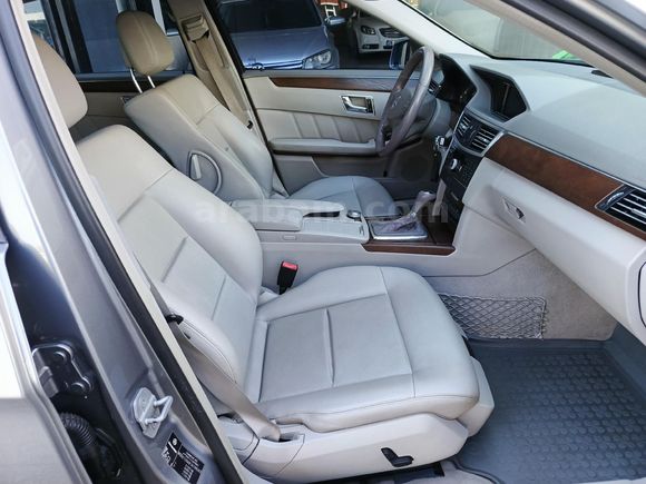 Mercedes - Benz E 200 CGI Elegance 2011 Model