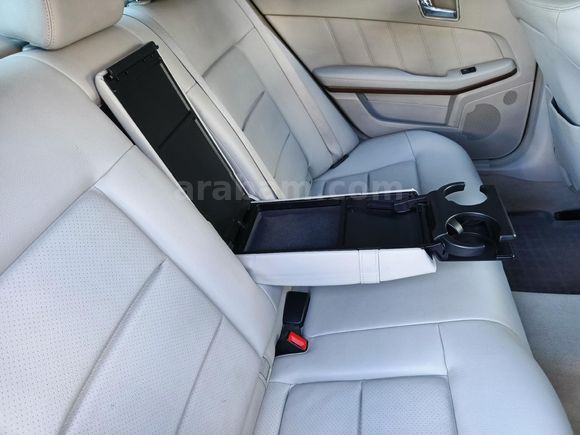 Mercedes - Benz E 200 CGI Elegance 2011 Model