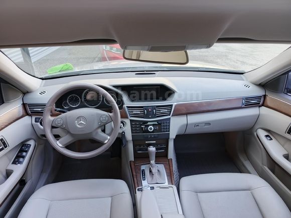 Mercedes - Benz E 200 CGI Elegance 2011 Model