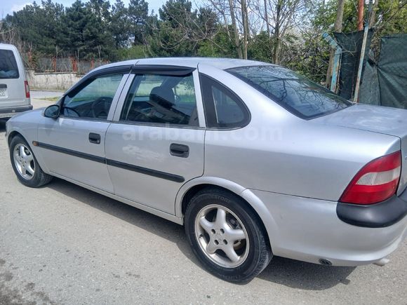 Opel Vectra 1.6 klimalı. Sakarya