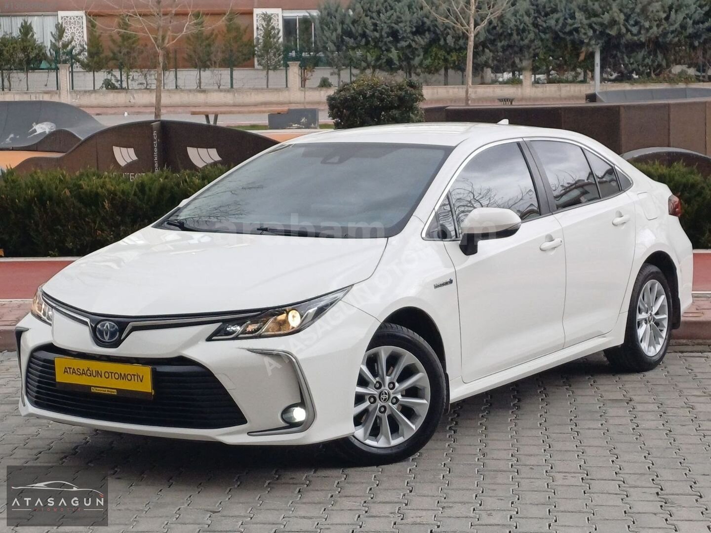 Galeriden Toyota Corolla 1.8 Hybrid Dream 2021 Model Konya 142.000 km Beyaz 3