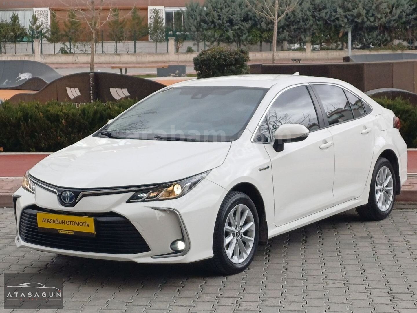 Galeriden Toyota Corolla 1.8 Hybrid Dream 2021 Model Konya 142.000 km Beyaz 5
