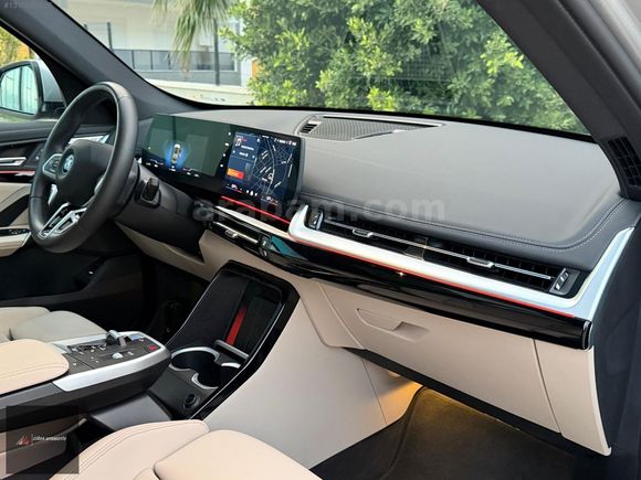 BOYASIZ 2025 BMW İX1 eDrive 20 M SPORT