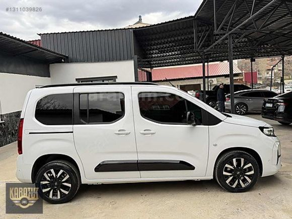 KARATUT AUTO'DAN 2024 COMBO HATASIZ 1.5 DİZEL OTOMATİK CAM TAVAN