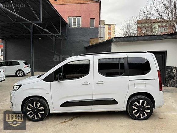 KARATUT AUTO'DAN 2024 COMBO HATASIZ 1.5 DİZEL OTOMATİK CAM TAVAN