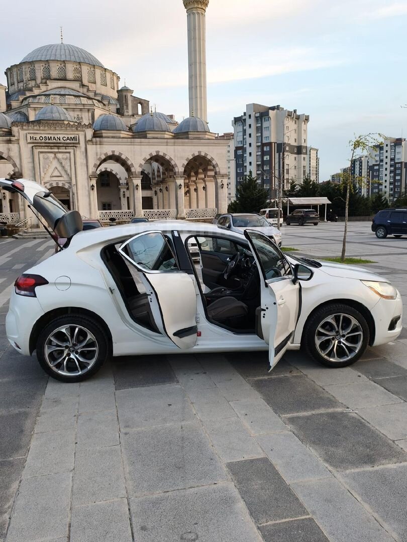 Sahibinden DS Automobiles DS4 1.6 e-HDi D-Sport 2012 Model İstanbul 259.000 km Beyaz 5