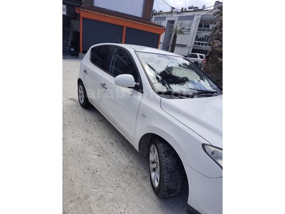 Sahibinden bakimli  Hyundai i30 1.6 CRDi Team 2010 Model  Beyaz