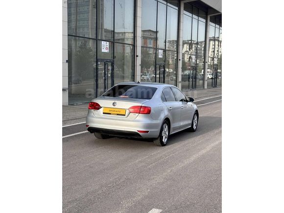 2011 MODEL MANUEL JETTA