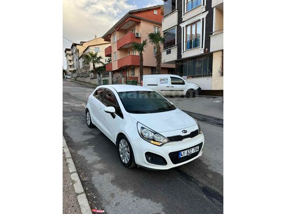 1.4CRDİ 95 Km de hatasız boyasız dosta gider 