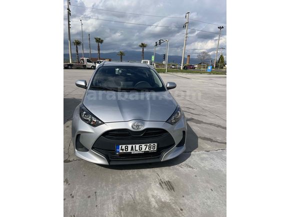 Sahibinden Toyota Yaris 1.0 Vision 2022 Model  41.000 km Gri (Gümüş)