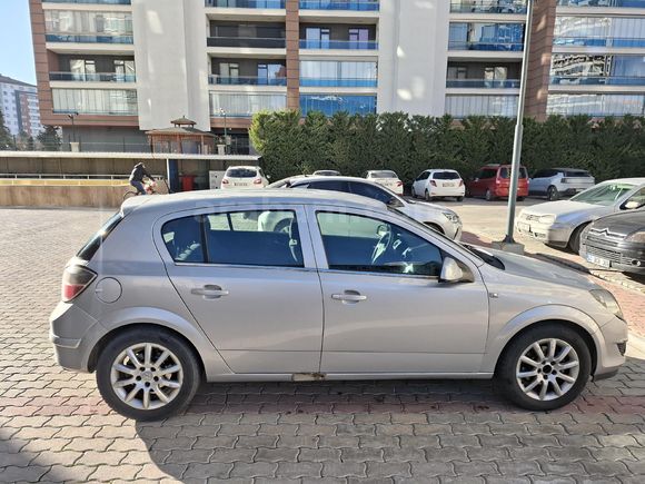 DEĞİŞENSİZ Opel Astra 1.6 Essentia Konfor 2011 Model
