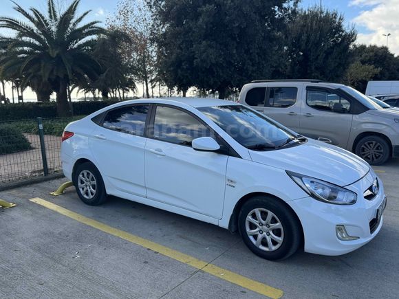 Sahibinden Hyundai Accent Blue 1.6 CRDI Biz 2012 Model  184.000 km Beyaz