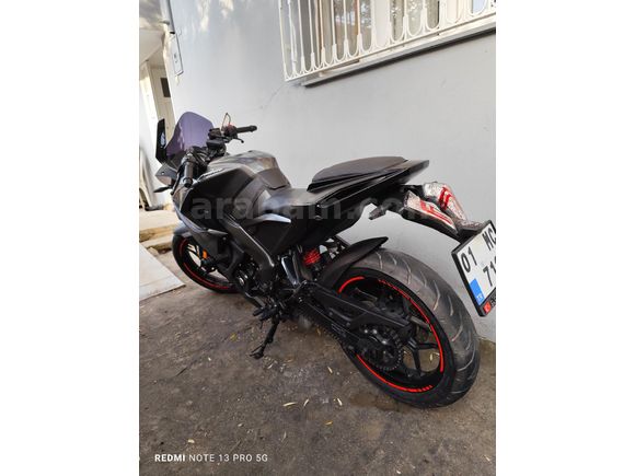 Kadın Motorcudan Bajaj Pulsar RS200