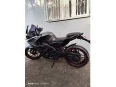 Kadın Motorcudan Bajaj Pulsar RS200