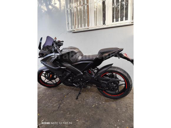 Kadın Motorcudan Bajaj Pulsar RS200
