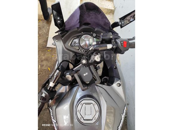 Kadın Motorcudan Bajaj Pulsar RS200