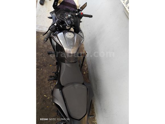 Kadın Motorcudan Bajaj Pulsar RS200