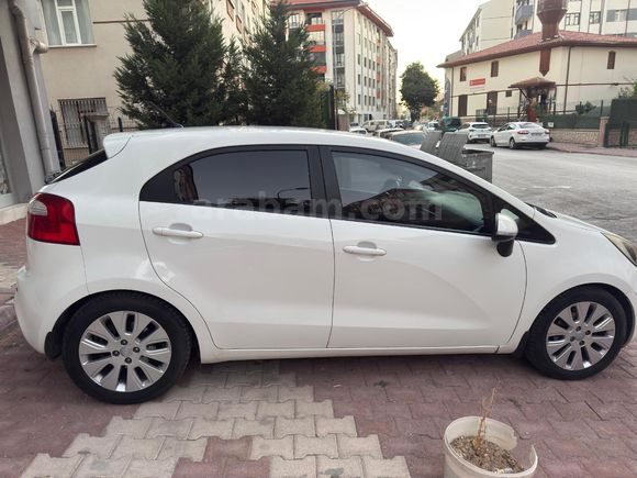 Sahibinden Kia Rio 1.25 CVVT Fancy 2013 Model  174000 km Beyaz