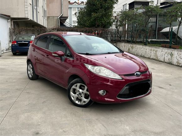 65 BİN KM'DE BAYANDAN TEMİZ OTOMATİK FORD FİESTA TİTANYUM