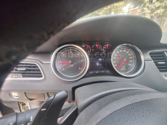 Peugeot 508 1.6 e-HDi Allure 2012 Model
