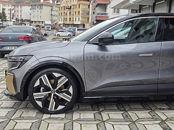 2025/4. AY ÇIKIŞLI RENAULT MEGANE E-TECH ICONIC HATASIZ