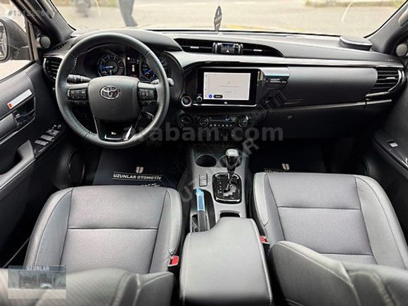 2025 HILUX 2.4D-4D INVINCIBLE 4X4