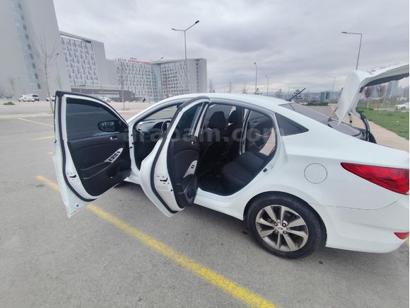 Sahibinden Hyundai Accent Blue 1.6 CRDI Mode 2015 Model