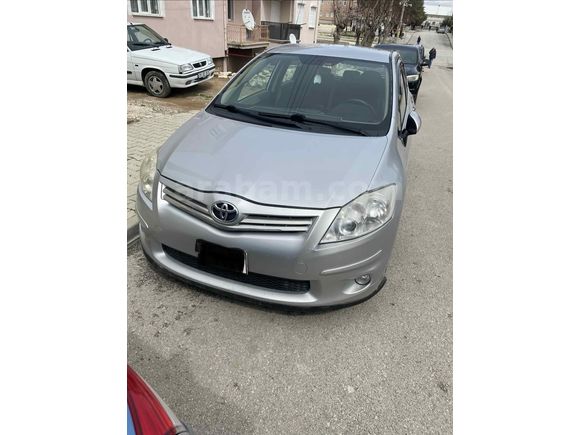 Değişensiz Toyota Auris 1.4 D-4D Comfort Extra 2011 Model 