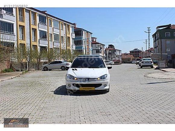 Galeriden Peugeot 206 1.6 XT 2000 Model Amasya 303.000 km Beyaz