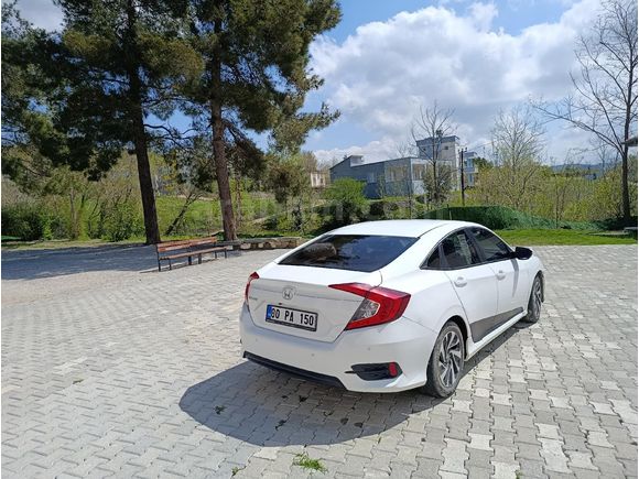 Honda Civic 1.6i VTEC Eco Elegance 2016 Model